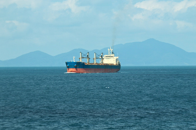 Ilustrasi kapal di Selat Malaka. Foto: Jacobus Djokosetio/Shutterstock
