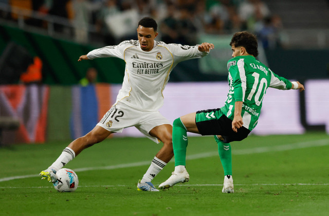 Trent Alexander-Arnold dari Real Madrid beraksi bersama Abde Ezzalzouli dari Real Betis pada pertandingan Liga Spanyol antara Real Betis vs Real Madrid di Estadio de La Cartuja, Seville, Spanyol, Sabtu (25/4/2026) dini hari WIB. Foto: Marcelo Del Pozo/REUTERS