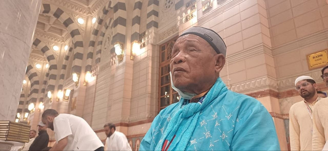 Mbah Sarjo Utomo saat beribadah di Masjid Nabawi. Foto: Dok. MCH 2026