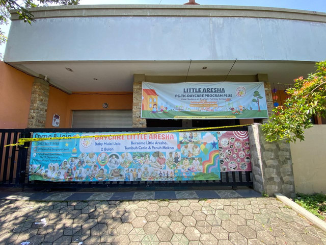 Daycare Little Aresha di Umbulharjo, Yogya, disegel garis polisi setelah terungkap dugaan kekerasan dan penelantaran terhadap anak yang dititipkan, Sabtu (25/4). Foto: Pandangan Jogja/Resti Damayanti