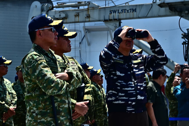 Panglima TNI Jenderal TNI Agus Subiyanto mendampingi Menteri Pertahanan RI Sjafrie Sjamsoeddin dalam peninjauan Latihan Operasi Laut Gabungan dan Penembakan Senjata Khusus TNI Tahun 2026 di Perairan Karimunjawa, Semarang, Kamis (23/4/2026). Foto: Dok. Puspen TNI