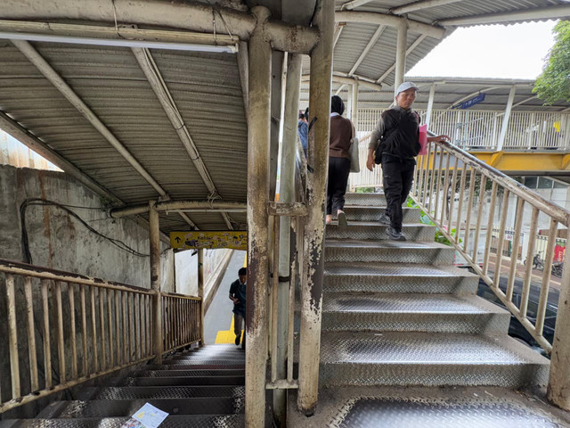 Jembatan Penyeberangan Orang (JPO) Stasiun Palmerah, Jakarta Pusat (25/4/2026). Foto: Kevin Daniel/kumparan