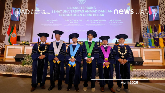 Empat Guru Besar Universitas Ahmad Dahlan (UAD) bersama Rektor UAD dan Ketua Senat (Foto. Humas dan Protokol UAD)