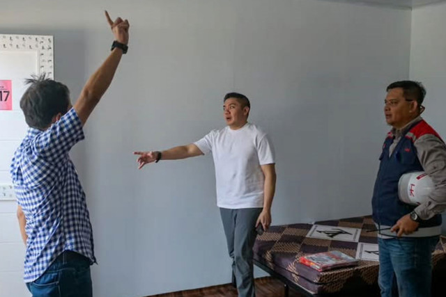 Seskab Teddy Indra Wijaya bersama Direktur Utama PT Kereta Api Indonesia Bobby Rasyidin, mengecek perkembangan pembangunan hunian untuk tempat tinggal warga pinggiran rel sekitar Stasiun Pasar Senen pada Sabtu (25/4/2026). Foto: Instagram/ @sekretariat.kabinet