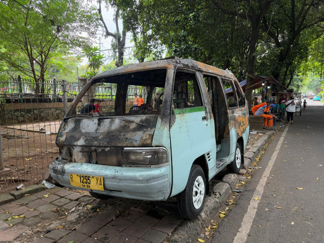 Angkot yang terbakar di dekat kantor Kecamatan Tanah Abang, Jakarta Pusat (25/4/2026). Foto: Kevin Daniel/kumparan