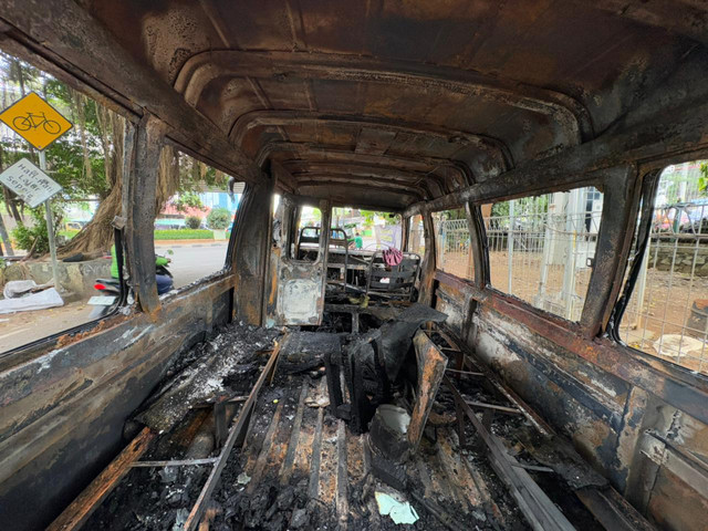 Angkot yang terbakar di dekat kantor Kecamatan Tanah Abang, Jakarta Pusat (25/4/2026). Foto: Kevin Daniel/kumparan