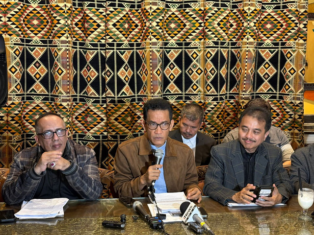 Refly Harun saat memberikan keterangan pers mengenai perkembangan kasus ijazah Jokowi di sebuah restoran di kawasan Tebet, Jakarta Selatan, Sabtu (25/4). Foto: Ryan Iqbal/kumparan