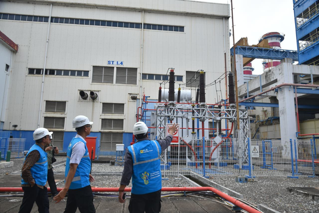 Direktur Utama PLN, Darmawan Prasodjo (tengah) didampingi Direktur Utama PLN Indonesia Power, Bernadus Sudarmanta (kiri) saat meninjau langsung PLTGU Tanjung Priok, Kamis (23/4). Foto: Dok. PLN