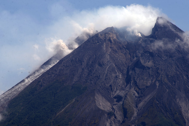 Aktivitas guguran lava Gunung Merapi terlihat dari Kendalsari, Kemalang, Klaten, Jawa Tengah, Sabtu (25/4/2026). Foto: Aloysius Jarot Nugroho/ANTARA FOTO