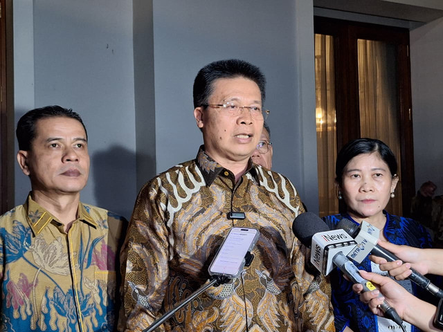 Doorstop Pendeta Victor Tinambunan selaku Ephorus HKBP usai pertemuannya dengan JK di kediaman JK, Jakarta selatan (25/4/2026). Foto: Kevin Daniel/kumparan