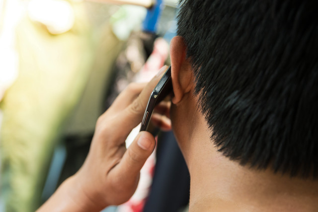 Ilustrasi debt collector pinjaman online menelepon nasabah. Foto: Phatthanun Kaewsuwan/Shutterstock