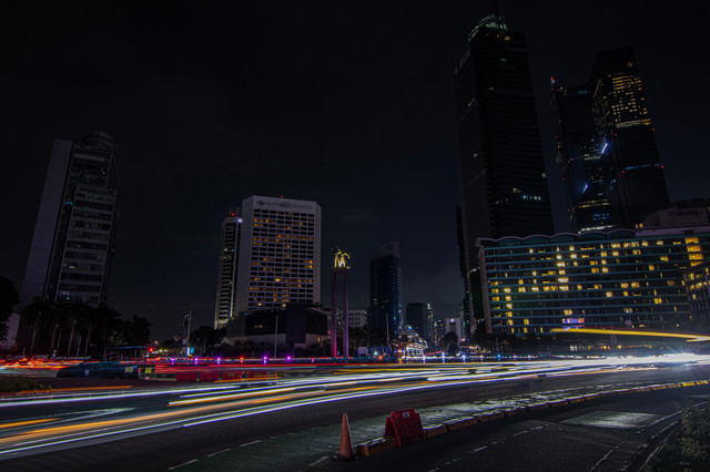 Sejumlah kendaraan melintasi kawasan Bundaran HI saat pemadaman lampu di Jakarta, Sabtu (25/4/2026). Pemerintah Provinsi DKI Jakarta melakukan pemadaman lampu selama satu jam di sejumlah jalan protokol pada pukul 20.30 hingga 21.30 WIB dalam rangka memperingati Hari Bumi sekaligus meningkatkan kesadaran penghematan energi. ANTARA FOTO/Rakha Raditya Yahya/hma/nym.