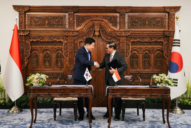 Gubernur DKI Jakarta Pramono Anung berjabat tangan dengan Gubernur Jeju Oh Young-hun usai menandatangani dokumen kerja sama di KBRI Seoul, Sabtu (25/4/2026). Foto: Pemprov DKI Jakarta