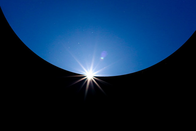 Ilustrasi gerhana bintang 26 April 2026. Foto: Unsplash.com/Dominic Tham