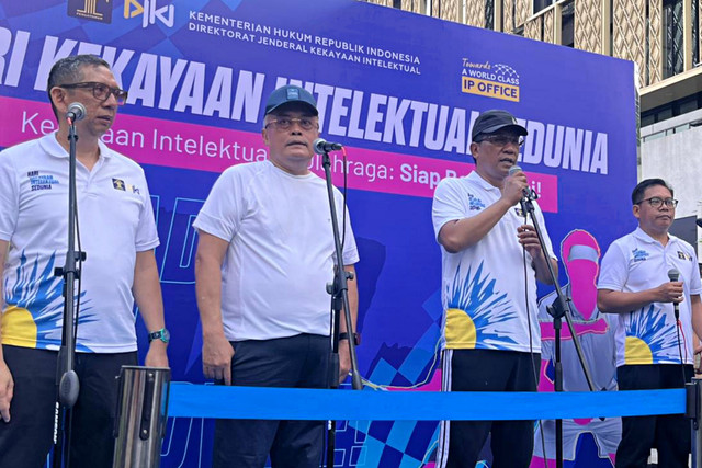 Menteri Hukum Supratman Andi Agtas, Sekretaris Kemenpora Gunawan Suswantoro, dan Dirjen Kekayaan Intelektual Hermansyah Siregar usai Peringatan Hari Kekayaan Intelektual Sedunia di kawasan Sarinah, Jakarta Pusat, Minggu (26/4/2026). Foto: Nasywa Athifah/kumparan