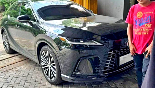 Warga Surabaya, Andy Pratomo lapor ke polisi karena mobil Lexus RX350 yang dibelinya secara tunai Rp 1,3 miliar ditarik paksa penagih utang atau debt collector (DC). Foto: Dok. Istimewa