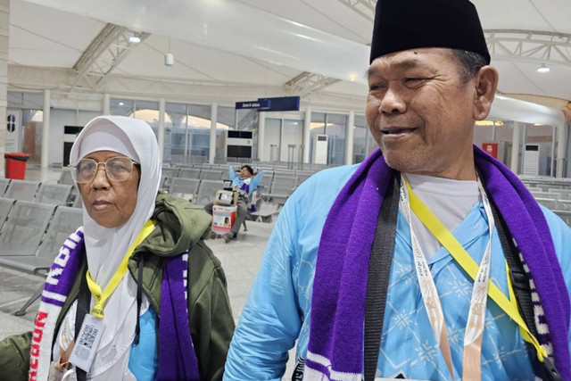 Pasangan suami-istri asal Cirebon bernama Hasanudin Masngad Sarti (61) dan Kudaedah Abdul Hayi (60) di Madinah. Foto: Dok. MCH 2026