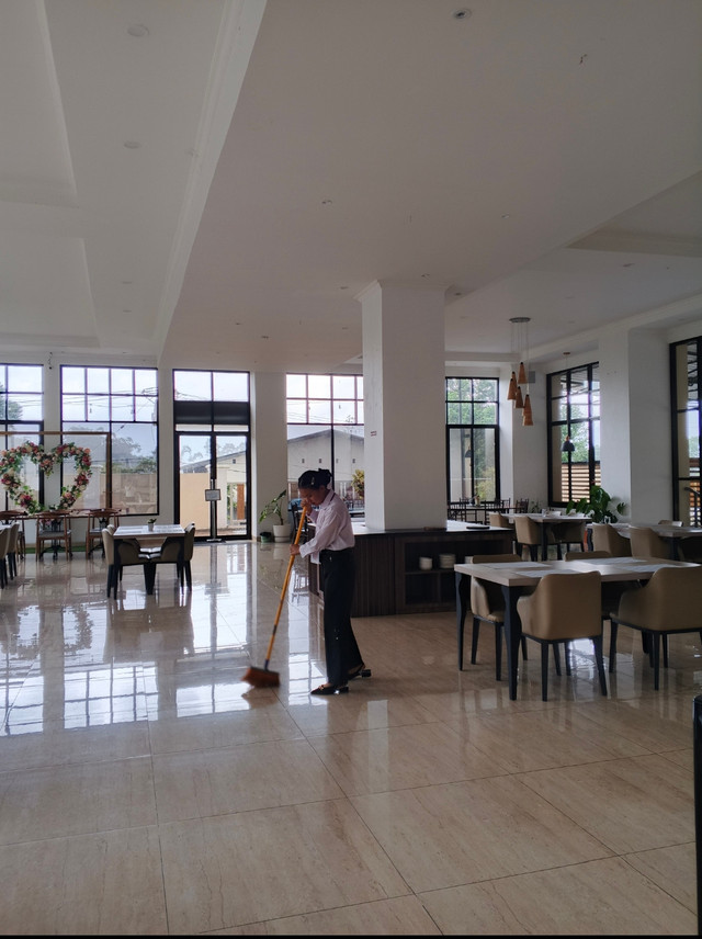 Menyapu Restoran (Sumber: Dokumen Pribadi)