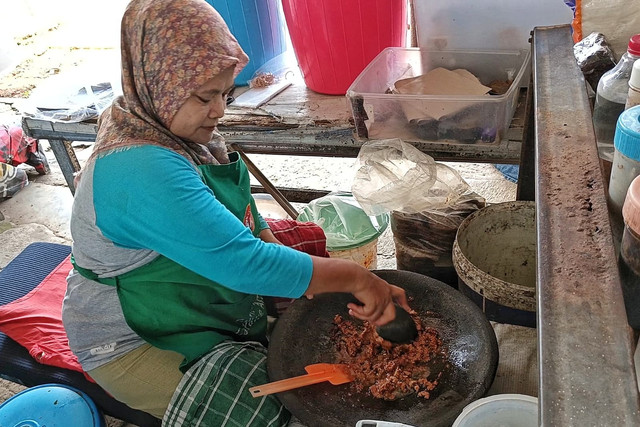 Istoifah Aminah, pedagang rujak di Kelurahan Karyamulya, Kecamatan Kesambi, Kota Cirebon, akhirnya berangkat haji setelah 29 tahun menabung. Foto: kumparan
‎