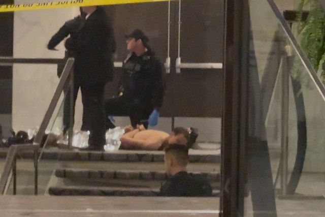 Petugas keamanan menangkap terduga pelaku penembakan di acara makan malam Asosiasi Koresponden Gedung Putih di Hotel Washington, D.C., AS, Sabtu (25/4/2026). Foto: Bill Frischling/ CQ Roll Call/HO via REUTERS