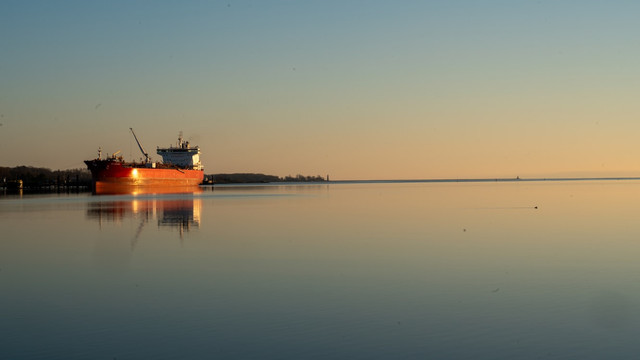 Ilustrasi jadwal kapal Labobar bulan Mei 2026. Foto: Unsplash.com/Martin Podsiad