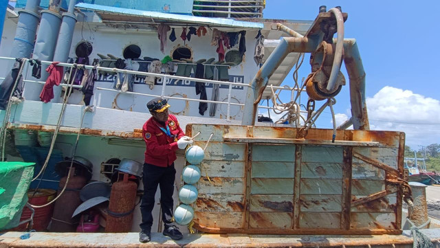Kapal dengan alat penangkapan ikan Jaring Hela Udang Berkantong (JHUB). Dok: KKP