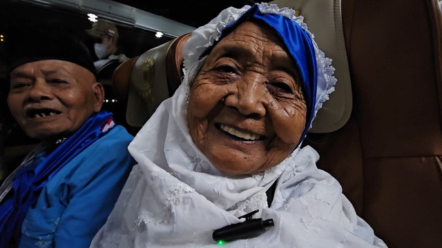 Mbah Suminem saat ditemui di Bandara Madinah.  Foto: MCH 2026