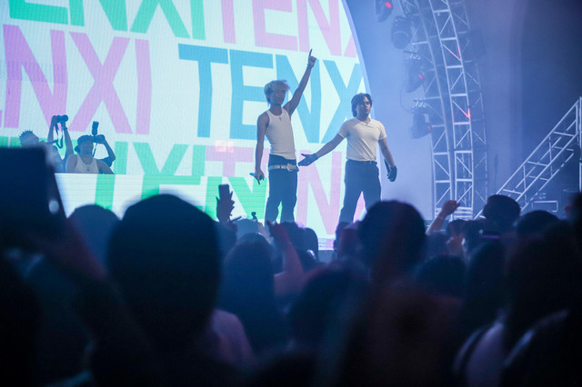 Musisi hipdut Tenxi tampil pada AntiNRML Tour 2026 Jakarta di Bengkel Space SCBD, Minggu (26/4/2026). Foto: Iqbal Firdaus/kumparan