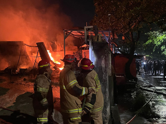 Gudang ekspedisi di Depok, Jawa Barat, terbakar pada Minggu (26/4). Dok. kumparan
