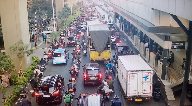 Kemacetan di Jalan Gatot Subroto, Jakarta Selatan, Senin (27/4). Dok. X/@TMCPoldaMetro