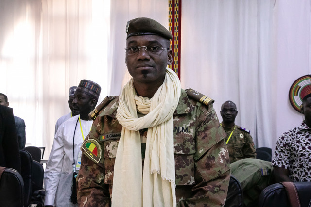 Kolonel Sadio Camara, Menteri Pertahanan dan Veteran Mali, terlihat pada pertemuan para Menteri Aliansi Negara-Negara Sahel (AES), Ouagadougou, 15 Februari 2024. Foto: Anny Noaro-Kabre / AFP