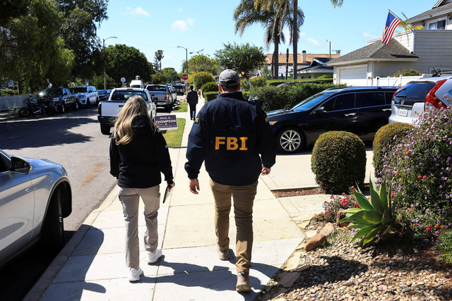 Anggota FBI memeriksa lingkungan tempat rumah yang terkait dengan Cole Tomas Allen, tersangka dalam insiden penembakan di Washington pada acara makan malam tahunan Asosiasi Koresponden Gedung Putih, berada, di Torrance, California, AS, 26 April 2026. Foto: REUTERS/David Swanson