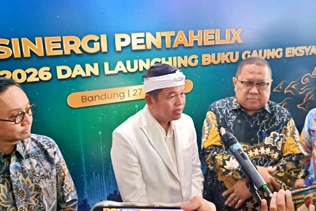 Gubernur Jawa Barat, Dedi Mulyadi, usai menghadiri Sinergi Pentahelix "Kick Off WJES 2026 dan Launching Buku Gaung Eksyar" di Kantor Perwakilan Bank Indonesia Provinsi Jawa Barat pada Senin (27/4/2026). Foto: Abisatya/kumparan