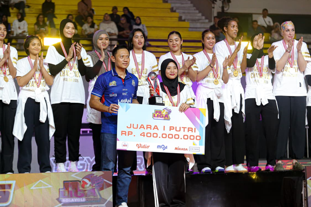 Penyerahan piala juara Proliga 2026 oleh Menteri Koordinator Bidang Infrastruktur dan Pembangunan Kewilayahan, Agus Harimurti Yudhoyono (AHY), kepada Kapten tim Jakarta Pertamina Enduro, Tisya Amallya Putri di GOR Amongrogo, Yogyakarta. Foto: Dok. Pertamina