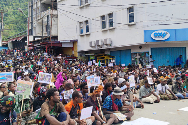 Demo ricuh di Jalan Raya Waena - Abepura, Pertigaan Denzipur 10 Waena, Jayapura, Papua, pada Senin (27/4/2026). Foto: Dok. Istimewa