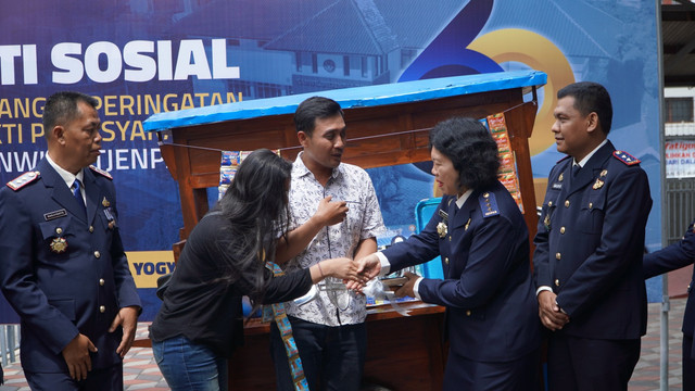 Penyerahan gerobak usaha bagi Klien Pemasyarakatan (Humas Kanwil Ditjenpas DIY)