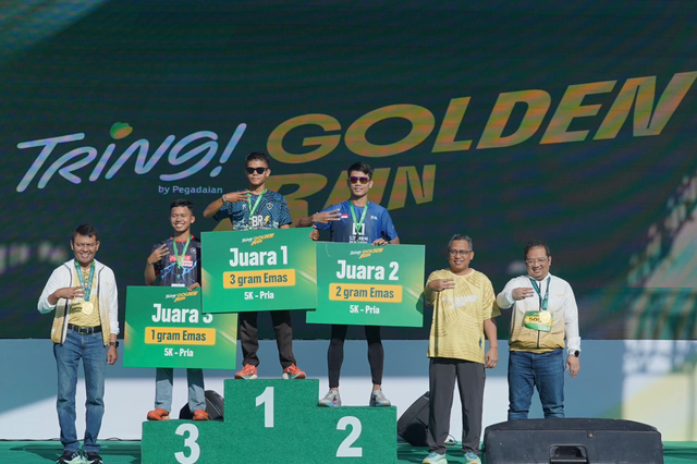 Penyerahan hadiah untuk pemenang 5K-Pria Tring! Golden Run 2026 di kawasan Parkir Timur Senayan, Jakarta pada Minggu (26/04). Foto: Dok. Pegadaian