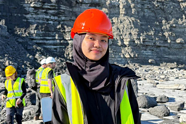 Yumna Afifah saat field trip kampusnya ke Lyme Regis Geological Site di Dorset, barat daya Inggris. Foto: Dok. Yumna Afifah