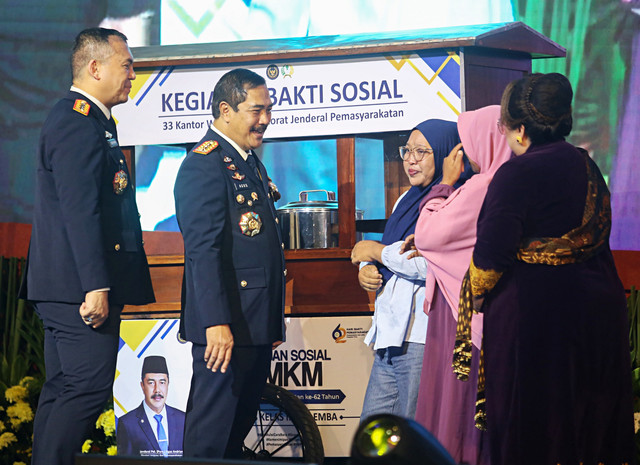 Menteri Imipas Agus Andrianto bersama Wamen Imipas Silmy Karim memberikan gerobak usaha untuk keluarga dari warga binaan saat peringatan HBP ke-62 di Kampus Politeknik Imigrasi dan Pemasyarakatan, Tangerang, Senin (27/4/2026). Foto: Muhammad Iqbal/ANTARA FOTO