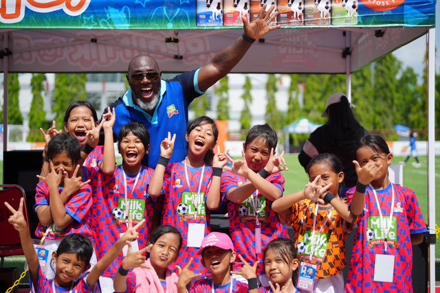 Head Coach MilkLife Soccer Challenge (MLSC), Jacksen F. Tiago, bersama para pemain MLSC Samarinda Seri 2 2025/26. Foto: Dok. MilkLife Soccer Challenge