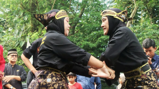 Kampung Silat Jampang (KSJ) guna mewadahi perhimpunan pencak silat tanah air. Pada Sabtu (25/02), KSJ menghelat Lebaran Jawara di Zona Madina, Bogor, Jawa Barat, yang diikuti 250 orang dari 65 perguruan.