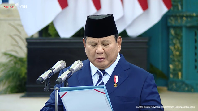 Presiden Prabowo Subianto melantik sejumlah pejabat negara di Istana Negara, Jakarta, Senin (27/4/2026). Foto: YouTube/ Sekretariat Presiden