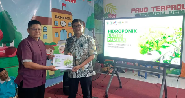 Penyerahan hibah peralatan hidroponik secara simbolis dari tim pengabdian UMYkepada mitra PRM/PRA Tamantirto Selatan sebagai dukungan pengembangan usaha