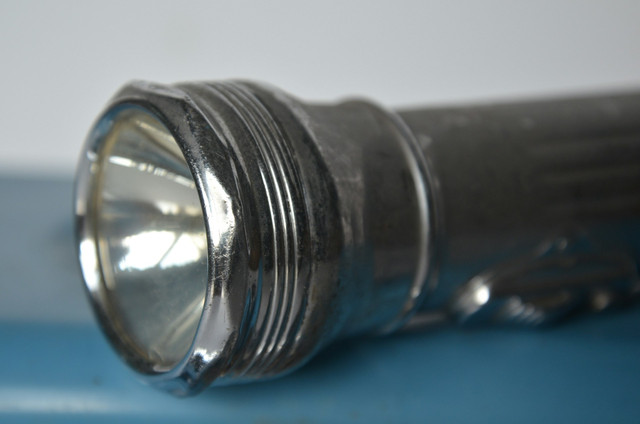 Ilustrasi senter LED super terang. Foto: Unsplash.