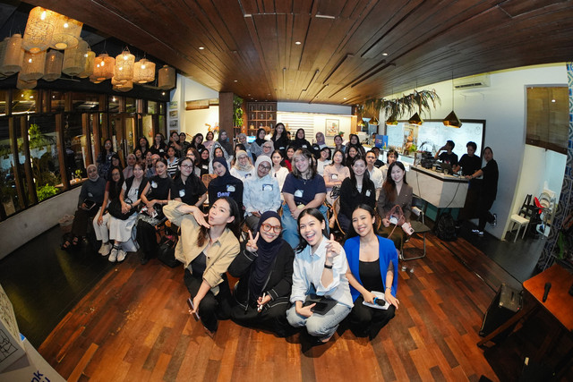 Co-Founder of KopiSoe, Rantau Rasa Sylvia (kiri) dan Solopreneur Academy 2025 sekaligus Illustrator & Owner CabeArt Liya Tsabitah (kedua kiri) melakukan foto bersama usai berdiskusi dengan para peserta dalam kegiatan yang dilaksanakan IdeaFriends x Bank Saqu bertajuk “Built by Her: Turning Passion Into Power in The Creative Industry” pada Jumat (24/4/2026) di Jakarta. Foto: Dok. Istimewa