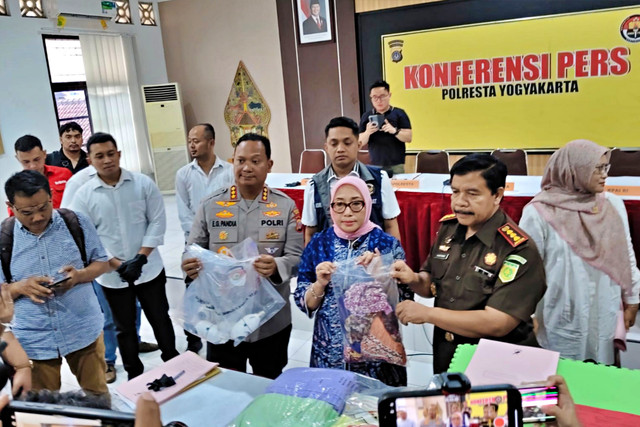 Polresta Yogyakarta menggelar konferensi pers kasus kekerasan dan penelantaran anak di Daycare Little Aresha Yogyakarta yang turut dihadiri oleh Menteri PPPA Arifatul Choiri Fauzi, Wali Kota Yogyakarta, dan pejabat lainnya, Senin (27/4/2026). Foto: Panji/kumparan