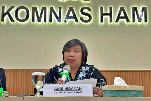 Ketua Komnas HAM, Anis Hidayah, dalam jumpa pers Hasil Pemantauan Komnas HAM atas Kasus Serangan terhadap Andrie Yunus di Kantor Komnas HAM, Menteng, Jakarta Pusat, Senin (27/4/2026). Foto: Nauval Pratama/kumparan