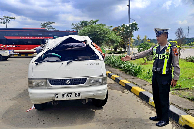 Kondisi mobil pick up warga Pemalang yang kecelakaan di Tol Ungaran KM 488, Kabupaten Semarang. Foto: Dok. Polres Semarang