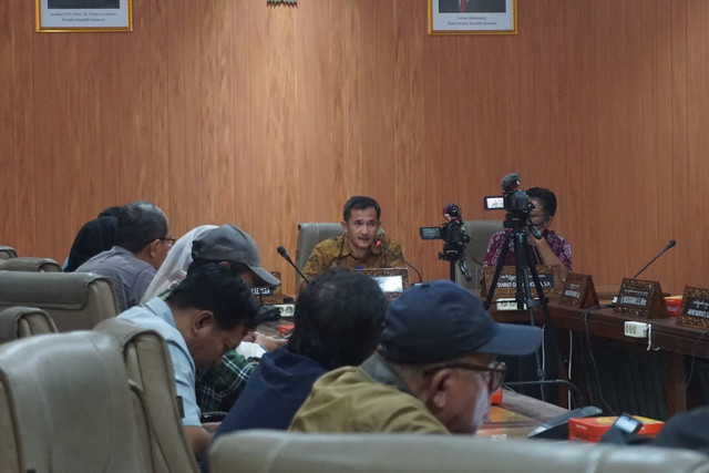 Ketua Komisi A DPRD DIY, Eko Suwanto, menjawab sejumlah pertanyaan wartawan pada Senin (26/4). Foto: Dok. Istimewa