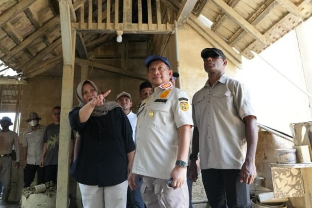 Kasatgas PRR Tito Karnavian meninjau pembersihan lumpur di Sumatera.  Foto: Satgas PRR